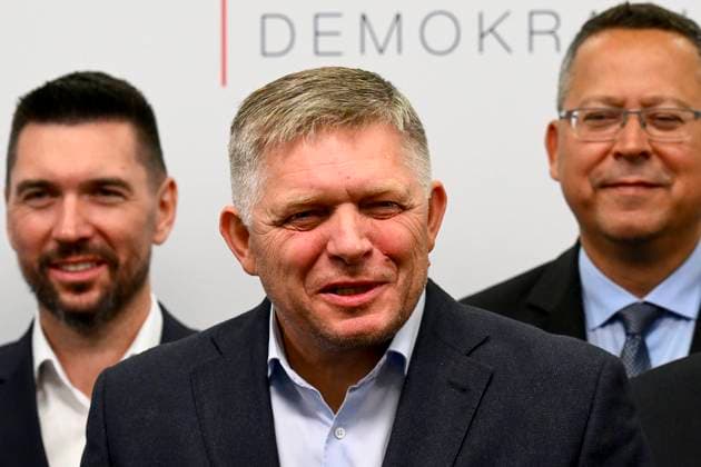 News Bilder des Tages Robert Fico, center, chairman of the winning party Smer-SD, gives the press conference on election results after the early parliamentary elections in Bratislava, Slovakia, on October 1, 2023. On the photo are seen vice-chairmen L-R Richard Takac and Ladislav Kamenicky. (CTKxPhoto OndrejxDeml) CTKPhotoP2023100104459  CTKPhotoP2023100104459