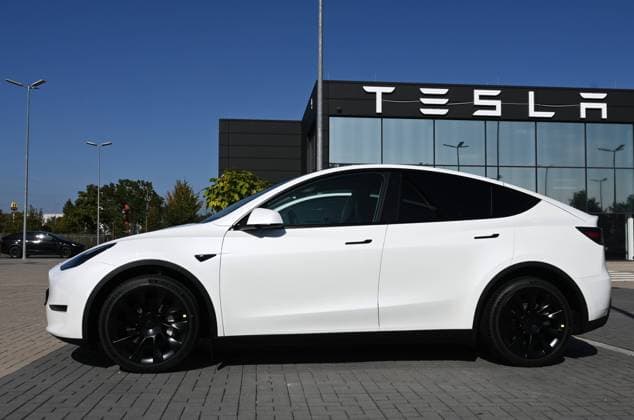 Tesla, Inc - bis 1. Februar 2017 Tesla Motors, ist ein börsennotierter US-amerikanischer Autohersteller, der neben Elektroautos auch Batteriespeicher und Photovoltaikanlagen produziert. Im Frühjahr 2004 stiegen Risikokapital-Investoren ein, Elon Musk wurde Aufsichtsratsvorsitzender und zur prägenden Figur von Tesla. Ende 2021 beschäftigte das Unternehmen rund 100000 Mitarbeiter. Mit dem Model Y baut Tesla das 2022 weltweit meistverkaufte Elektroauto, das auch im ersten Quartal 2023 das weltweit meistverkaufte Auto war. Foto: Tesla Center Regensburg - Obertraubling