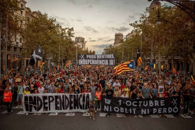 Bilder des Jahres 2023, News 10 Oktober News Themen der Woche KW39 News Bilder des Tages October 1, 2023, Barcelona, Catalonia, Spain: Pro-independence activists march behind their banner during a demonstration commemorating October 1st, the date of an unauthorized referendum on Catalonia s independence in 2017. Barcelona Spain - ZUMAo105 20231001_fap_o105_065 Copyright: xMatthiasxOesterlex