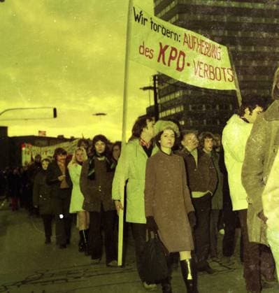 Ereignisse und Personen aus 70er Jahre DEU, Deutschland: Die historischen Farbfotos aus den Zeiten der 70er Jahre zeigen Ereignisse und Personen aus Politik, Kultur, Gewerkschaften, Arbeitsleben, Medizin u.a. Ruhrgebiet.Kommunisten gegen KPD-Verbot.70er DEU, Germany: The historical color photos from the 1970s show events and people from politics, culture, trade unions, working life, medicine, etc. *** Events and people from 70s DEU, Germany The historical color photos from the 1970s show events and people from politics, culture, trade unions, working life, medicine, etc Ruhr area Communists against KPD ban 70s DEU, Germany The historical color photos from the 1970s show events and people from politics, culture, trade unions, working life,