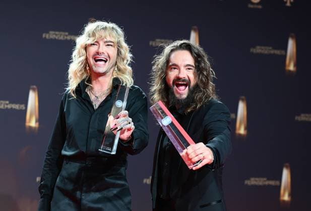 Bill Kaulitz und Tom Kaulitz posieren mit Preis für Kategorie Beste Unterhaltung Show, Thats my Jam bei Gala und Verleihung des Deutschen Fernsehpreis in Köln.