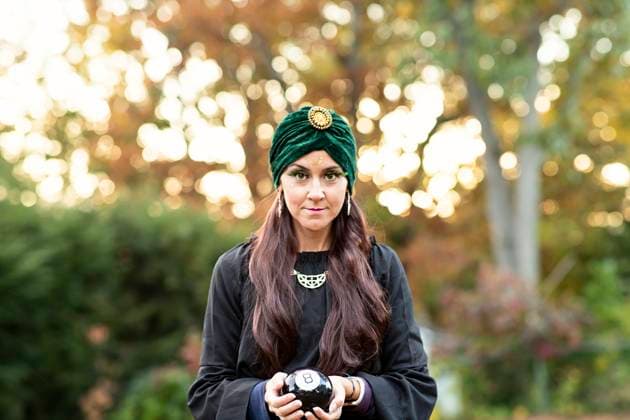 Woman dresssed as a fortune teller holding magic 8 ball United States, Connecticut, Southington CR_ASOG230927-1258310-01 ,model released, Symbolfoto