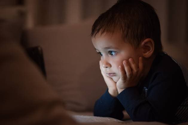 IMAGO Creative, Gesellschaft, Immer mehr Menschen haben Angst vor der Zukunft Portrait of a sad little boy sitting on the bed at home Prague, Prague, Czechia R_DJXA23100173-1261871-01 ,model released, Symbolfoto