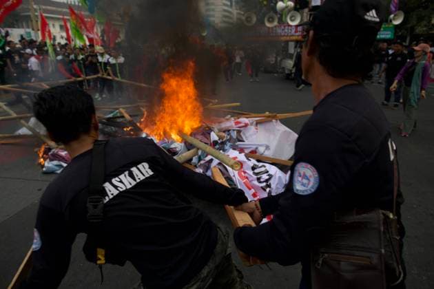Bilder des Jahres 2023, News 10 Oktober News Themen der Woche KW40 News Bilder des Tages October 2, 2023: Jakarta, Indonesia , 02 october 2023 : Labour protest for the appeal of the omnibus law law at the constitutional court was rejected. With that the omnibus law still continue. Labour demonstration at merdeka street jakarta end with no success although they burnt some of the protesting tools. - ZUMAh128 20231002_zap_h128_004 Copyright: xDonalxHusnix