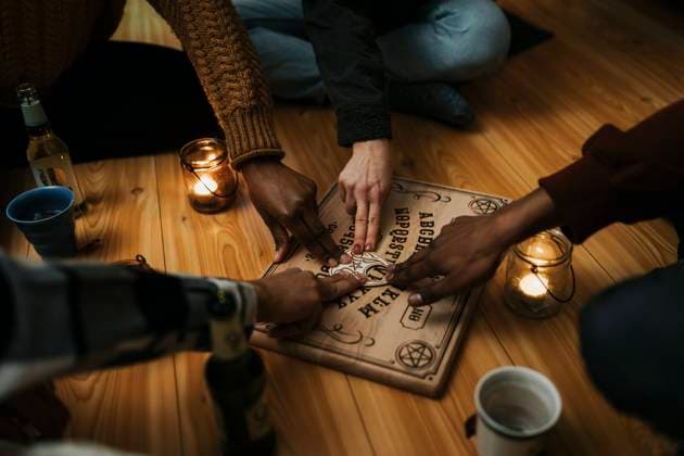 Creative Highlights Symbolbilder Multiracial male and female friends using ouija board in house Sweden, Ingaro, model released, property released Copyright: xMaskotx , MA103651 MA103651