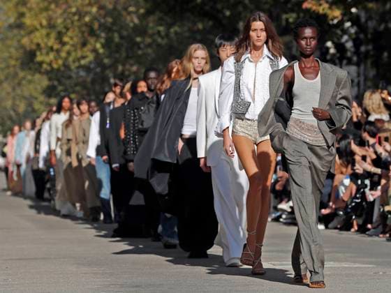 Bilder des Jahres 2023, Entertainment 10 Oktober Entertainment Themen der Woche KW40 Entertainment Bilder des Tages PFW - Stella McCartney Runway A model walks the runway during the Stella McCartney Ready to Wear Spring Summer 2024 fashion show as part of the Paris Fashion Week on October 2, 2023 in Paris, France. Photo by Alain Gil Gonzalez ABACAPRESS.COM Paris France  Copyright: xGil-GonzalezxAlain ABACAx 870173_086 Gil-GonzalezxAlain ABACAx 870173_086