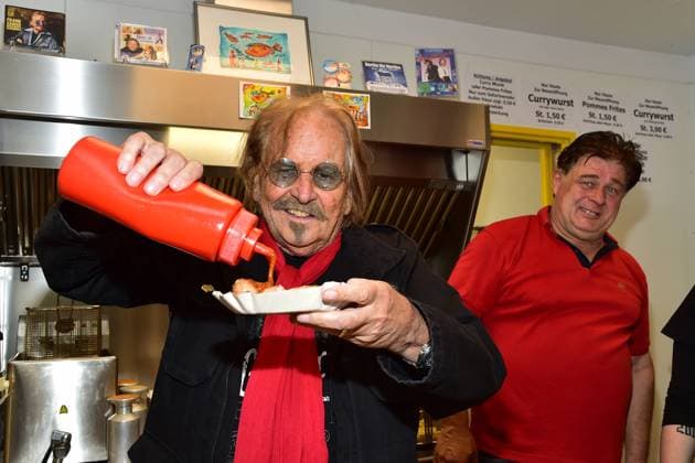 Neuer Genuss und Bikertreff mit Frank Zander Frank Zander und Olaf Schenk, Veranstalter SchlagerOlymp Neuer Genuss und Bikertreff in Reinickendorf, Nordgraben 20, Currywurst zum Würfel, in Berlin, am 02.10.2023 *** New pleasure and biker meeting with Frank Zander Frank Zander and Olaf Schenk, organizer SchlagerOlymp New pleasure and biker meeting in Reinickendorf, Nordgraben 20, Currywurst to the cube, in Berlin, on 02 10 2023 Photopress Mueller