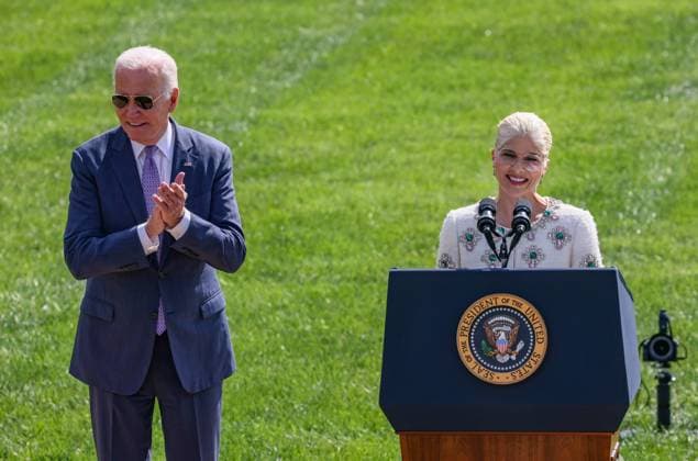 Bilder des Jahres 2023, Entertainment 10 Oktober Entertainment Themen der Woche KW40 Entertainment Bilder des Tages President Joe Biden listens to remarks by actress Selma Blair at a reception for the Americans with Disabilities Act (ADA) on the South Lawn at the White House on Monday, October 2, 2023 in Washington DC.  JEM20231002016 JemalxCountess