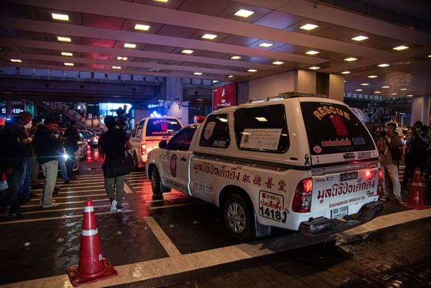 Bilder des Jahres 2023, News 10 Oktober News Themen der Woche KW40 News Bilder des Tages October 3, 2023, Bangkok, Thailand: An ambulance leaves Siam Paragon shopping mall in Bangkok after shooting incident inside the shopping mall. Thai police said the suspected gunman is a 14 year old boy who was arrested, while emergency services confirmed at least two people were killed and five people get injured. Bangkok Thailand - ZUMAs197 20231003_aaa_s197_029 Copyright: xPeeraponxBoonyakiatx