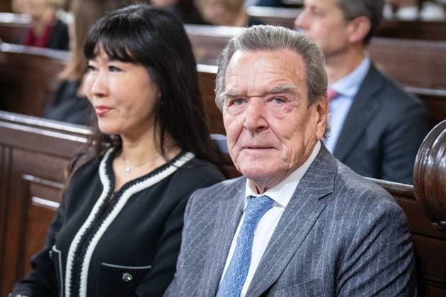 Bilder des Jahres 2023, News 10 Oktober News Themen der Woche KW40 Feierlichkeiten zum Tag der Deutschen Einheit 2023 Ökumenischer Gottesdienst in der Hauptkirche St. Michaeles Michel Gerhard Schröder mit Ehefrau So-yeon Schröder-Kim;Feierlichkeiten zum Tag der Deutschen Einheit 2023 Ökumenischer Gottesdienst in der Hauptkirche St. Michaeles Michel Gerhard Schröder mit Ehefrau So-yeon Schröder-Kim, *** Celebrations of the Day of German Unity 2023 Ecumenical service in the main church St Michaeles Michel Gerhard Schröder with wife So yeon Schröder Kim Celebrations of the Day of German Unity 2023 Ecumenical service in the main church St Michaeles Michel Gerhard Schröder with wife So yeon Schröder Kim,
