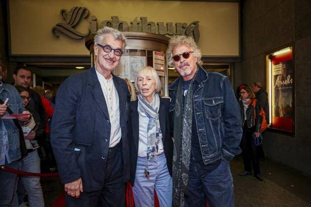 Bilder des Jahres 2023, Entertainment 10 Oktober Entertainment Themen der Woche KW40 Entertainment Bilder des Tages Premiere Anselm *** NUR FÜR REDAKTIONELLE ZWECKE *** EDITORIAL USE ONLY ***<p>Regisseur Wim Wenders präsentiert am Dienstag 03. Oktober 2023 seinen neuen Film Anselm über den Maler und Künstler Anselm Kiefer in der Lichtburg in Essen. Zu sehen ist Regisseur Wim Wenders, links, Lichtburg-Geschäftsführerin Marianne Menze, Mitte und Sänger Wolfgang Niedecken, rechts. Deutschland NRW Essen Copyright: AndrÃ xHirtz *** Premiere Anselm FOR EDITORIAL PURPOSES ONLY EDITORIAL USE ONLY p Director Wim Wenders presents his new film Anselm about the painter and artist Anselm Kiefer at the Lichtburg in Essen on Tuesday 03 October 2023 See director Wim Wenders, left, Lichtburg managing director Marianne Menze, center, and singer Wolfgang Niedecke Copyright: AndrÃ xHirtz doc7s88tozvayfz5ayi6qw ,EDITORIAL USE ONLY