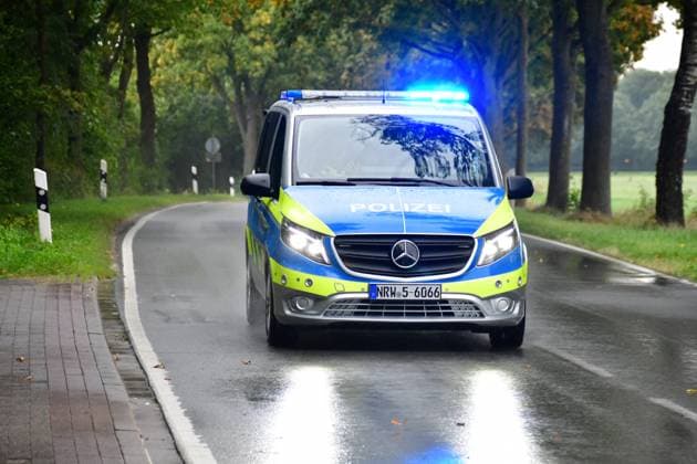 Radrennen - Sparkassen Münsterland Giro - Profirennen Polizeifahrzeug mit eingeschaltetem Blaulicht während des Radrennens Sparkassen Münsterland Giro Die 17. Auflage der Münsterland Giro findet unter Anlehnung an den 375. Jahrestag des Westfälischen Friedens auf der Strecke von Osnabrück nach Münster statt. Auf der ca. 200 Kilometer langen Strecke geht es von Osnabrück in Niedersachsen bis nach Münster in Nordrhein-Westfalen. Hierbei werden die Landkreise Osnabrück, Steinfurt und Münster durchfahren. Es starteten 174 Radprofis. In weiteren Rennen starteten über 5000 Rennfahrer in verschiedenen Klassen. Bad Laer Niedersachsen Deutschland *** Cycling race Sparkassen Münsterland Giro professional race police vehicle with turned on blue