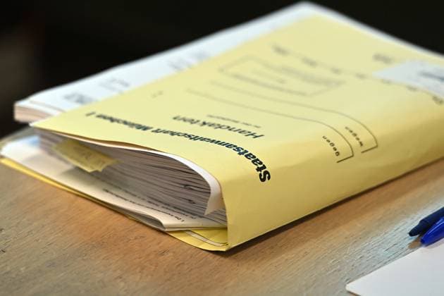 Justiz, Symbolfotos Randmotiv:Akten Handout Presse. Strafverfahren gegen Andrea Tandler und Darius NODJOUMI. wegen des Verdachts der Steuerhinterziehung und des Subventionsbetrugs (ãMaskeÒ) vor dem Oberlandesgericht Muenchen OLG II am 04.10.2023. *** Randmotiv files handout press criminal proceedings against Andrea Tandler and Darius NODJOUMI on suspicion of tax evasion and subsidy fraud ÒMaskÓ before the Higher Regional Court of Munich OLG II on 04 10 2023