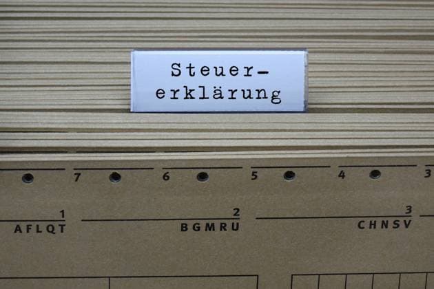 Hängeregister und Steuererklärung Hängeregister und Steuererklärung, 04.10.2023, Borkwalde, Brandenburg, An einem Hängeregister steht der Schriftzug Steuererklärung. *** Hanging register and tax declaration Hanging register and tax declaration, 04 10 2023, Borkwalde, Brandenburg, At a hanging register is the writing tax declaration