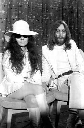 John Lennon - Archive John Lennon and Yoko Ono 1969 at London Heathrow Airport, Credit:Chris Walter Avalon Great Britain, London  Copyright: xChrisxWalterx xAvalonx 0516553400