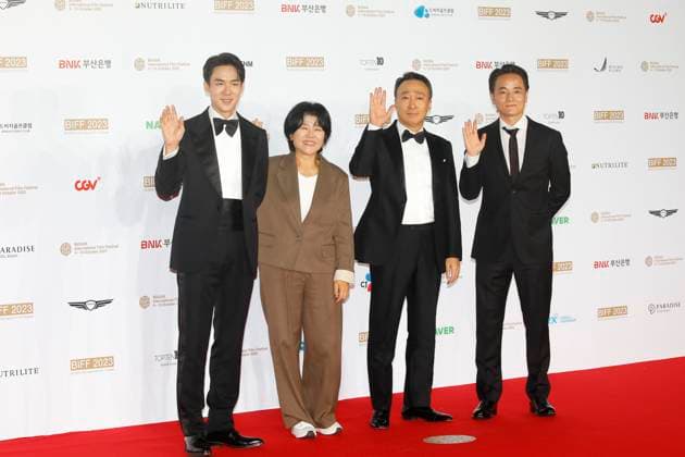 October 4, 2023, BUSAN, SOUTH KOREA: Oct 4, 2023-Busan, South Korea-From Left Actor Yoo Yeon Seok, Actress Lee Jeong Eun, Actor Lee Sung Min, Director Phil Gam Sung pose for photowall during the 28th Busan International Film Festival Red Carpet Event at Busan Cinema Center in Busan, South Korea BUSAN SOUTH KOREA - ZUMAr168 20231004_aap_r168_002 Copyright: xRyuxSeung-Ilx