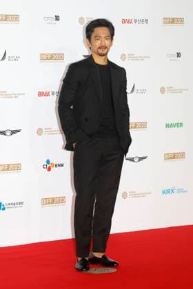 October 4, 2023, BUSAN, SOUTH KOREA: Oct 4, 2023-Busan, South Korea-Actor John Cho pose for photowall during the 28th Busan International Film Festival Red Carpet Event at Busan Cinema Center in Busan, South Korea BUSAN SOUTH KOREA - ZUMAr168 20231004_aap_r168_020 Copyright: xRyuxSeung-Ilx