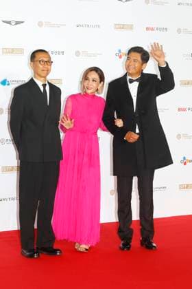 October 4, 2023, BUSAN, SOUTH KOREA: Oct 4, 2023-Busan, South Korea-From Left Director Anthony Pun, Producer Jasmin Chow, Actor Yun Fat Chow pose for photowall during the 28th Busan International Film Festival Red Carpet Event at Busan Cinema Center in Busan, South Korea BUSAN SOUTH KOREA - ZUMAr168 20231004_aap_r168_025 Copyright: xRyuxSeung-Ilx