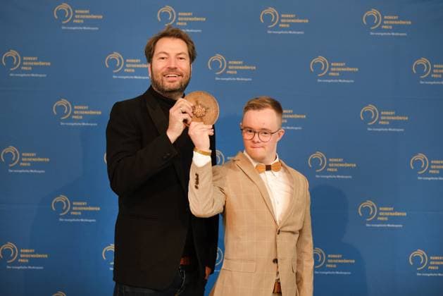 Insgesamt acht Medienproduktionen sind am Mittwoch (04.10.2023) in den Raeumen des Hessischen Rundfunks in Frankfurt a. M. mit dem Robert Geisendoerfer Preis ausgezeichnet worden. Der Robert Geisendoerfer Preis ist der Medienpreis der evangelischen Kirche fuer Hoerfunk und Fernsehen und seit 2022 auch fuer Online-Formate. Er wird im Gedenken an den christlichen Publizisten Robert Geisendoerfer vergeben. Die Verleihung war verbunden mit einem Festakt zum 50-jaehrigen Bestehen des Gemeinschaftswerk der Evangelischen Publizistik (GEP) , dessen Gruendungsdirektor Robert Geisendoerfer war. Das vor 50 Jahren gegruendete GEP mit Hauptsitz in Frankfurt ist das bundesweite Medien-Dienstleistungsunternehmen der Evangelischen Kirche in Deutschland (EK Copyright: epd-bild TimxWegner Preis43