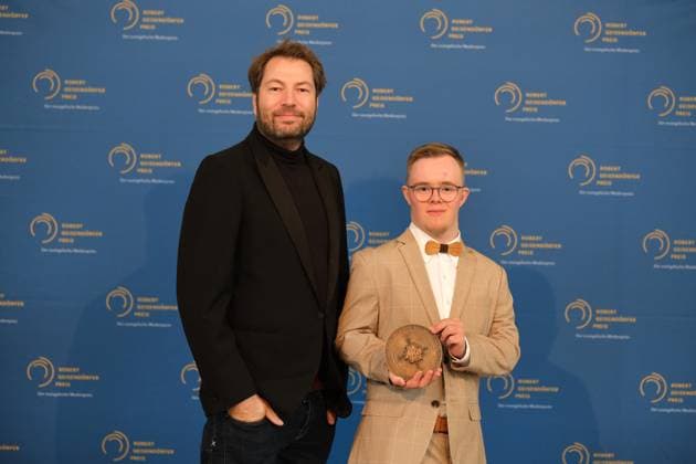 Insgesamt acht Medienproduktionen sind am Mittwoch (04.10.2023) in den Raeumen des Hessischen Rundfunks in Frankfurt a. M. mit dem Robert Geisendoerfer Preis ausgezeichnet worden. Der Robert Geisendoerfer Preis ist der Medienpreis der evangelischen Kirche fuer Hoerfunk und Fernsehen und seit 2022 auch fuer Online-Formate. Er wird im Gedenken an den christlichen Publizisten Robert Geisendoerfer vergeben. Die Verleihung war verbunden mit einem Festakt zum 50-jaehrigen Bestehen des Gemeinschaftswerk der Evangelischen Publizistik (GEP) , dessen Gruendungsdirektor Robert Geisendoerfer war. Das vor 50 Jahren gegruendete GEP mit Hauptsitz in Frankfurt ist das bundesweite Medien-Dienstleistungsunternehmen der Evangelischen Kirche in Deutschland (EK Copyright: epd-bild TimxWegner Preis44