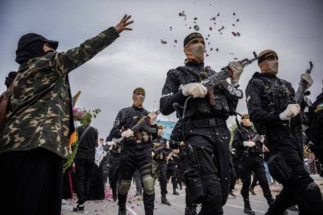Bilder des Jahres 2023, News 10 Oktober News Themen der Woche KW40 News Bilder des Tages October 4, 2023, Gaza, Palestine: Women scatter flowers on members of the Al-Quds Brigades during a large military parade. Gaza Palestine - ZUMAa249 20231004_znp_a249_020 Copyright: xSaherxAlghorrax