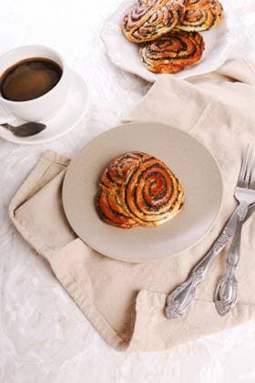 Delicious buns Bakery. Delicious buns on the table ,model released, Symbolfoto Copyright: xZoonar.com YekoxPhotoxStudiox 15303936 ,model released, Symbolfoto ,property released
