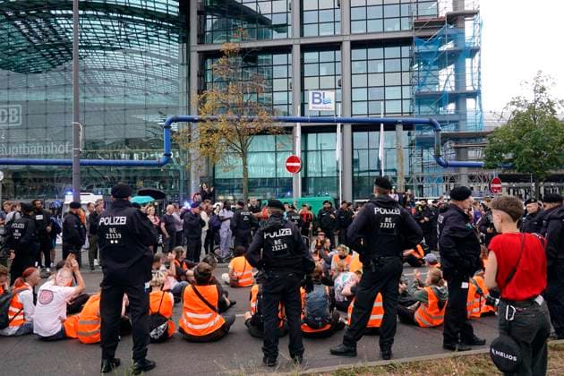  Straßenblockade der letzten Generation am Berliner Hauptbahnhof, umringt von der Polizei. Im Hintergrund die Glasfassade des Hauptbahnhofs *** Road blockade the last Generation on Berlin Central Station, surrounds from the Police at Background the Glass facade of Central Station Copyright: imageBROKER/SiegraxAsmoel iblasm09684362.jpg