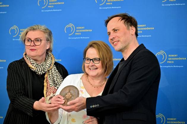 Insgesamt acht Medienproduktionen sind am Mittwoch (04.10.2023) in den Raeumen des Hessischen Rundfunks in Frankfurt a. M. mit dem Robert Geisendoerfer Preis ausgezeichnet worden. Der Robert Geisendoerfer Preis ist der Medienpreis der evangelischen Kirche fuer Hoerfunk und Fernsehen und seit 2022 auch fuer Online-Formate. Er wird im Gedenken an den christlichen Publizisten Robert Geisendoerfer vergeben. Die Verleihung war verbunden mit einem Festakt zum 50-jaehrigen Bestehen des Gemeinschaftswerk der Evangelischen Publizistik (GEP) , dessen Gruendungsdirektor Robert Geisendoerfer war. Das vor 50 Jahren gegruendete GEP mit Hauptsitz in Frankfurt ist das bundesweite Medien-Dienstleistungsunternehmen der Evangelischen Kirche in Deutschland (EK Copyright: epd-bild ThomasxLohnes Preis9