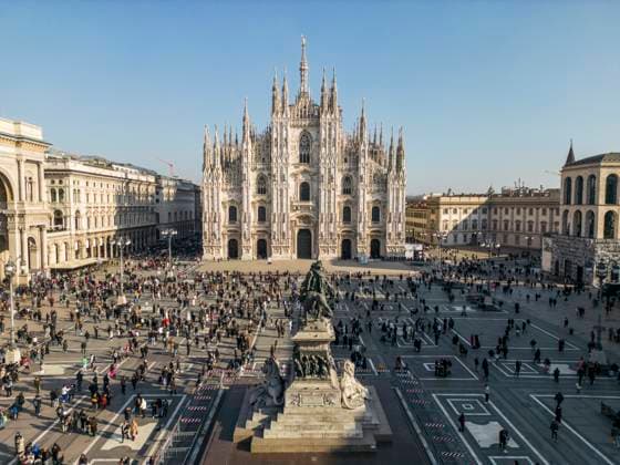 Aerial view of Milan with crowd near old buildings and Metropolitan Cathedral-Basilica of Nativity of Saint Mary in Italy in daylight Model Released JuanAizpuru_ID16333_496945_029 Copyright: xJuanxAizpurux
