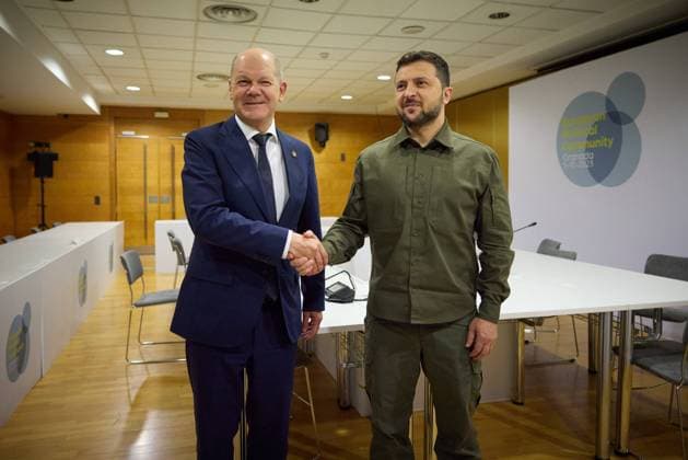 Bilder des Jahres 2023, News 10 Oktober News Themen der Woche KW40 News Bilder des Tages Praesident Wolodymyr Selenskyj auf dem Europa Gipfel in Granada am 05.10.2023.EU Summit mit Bundeskanzler Olaf SCHOLZ. President visits Spain to participate in the 3rd European Political Community Summit. Foto:The Presidential Office of Ukraine via SVEN SIMON Fotoagentur GmbH & Co. Pressefoto KG *** President Volodymyr Selenskyj at the Europe Summit in Granada on 05 10 2023 EU Summit with German Chancellor Olaf SCHOLZ President visits Spain to participate in the 3rd European Political Community Summit Photo The Presidential