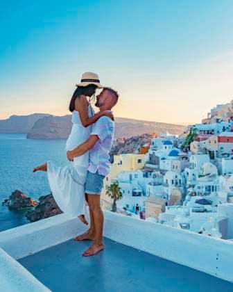 Creative Highlights Symbolbilder Santorini Greece, young couple on luxury vacation at the Island of Santorini Santorini Greece, a young couple on luxury vacation at the Island of Santorini watching the sunrise by the blue dome church and whitewashed village of Oia Santorini, Asian women and caucasian men ,model released, Symbolfoto Copyright: xZoonar.com FokkexBaarssenx 20502220 ,model released, Symbolfoto ,property released