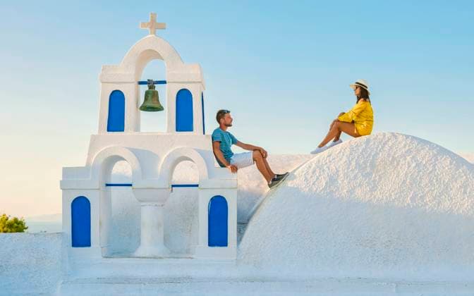 Creative Highlights Symbolbilder Young couple tourist visit Oia Santorini Greece during summer with whitewashed homes and churches Young couple of men and women tourists visit Oia Santorini Greece on a sunny day during summer with whitewashed homes and churches, Greek Island Aegean Cyclades ,model released, Symbolfoto Copyright: xZoonar.com FokkexBaarssenx 20502416 ,model released, Symbolfoto ,property released