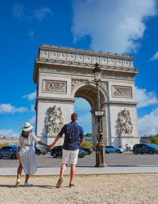 Couple on a citytrip in Paris visiting Avenue des Champs-Elysees Paris France Arc De Triomphe Couple on a citytrip in Paris visiting Avenue des Champs Elysees Paris France Arc De Triomphe. Men and women visiting Arc de Triomphe in Paris during summer ,model released, Symbolfoto Copyright: xZoonar.com FokkexBaarssenx 20502481 ,model released, Symbolfoto ,property released