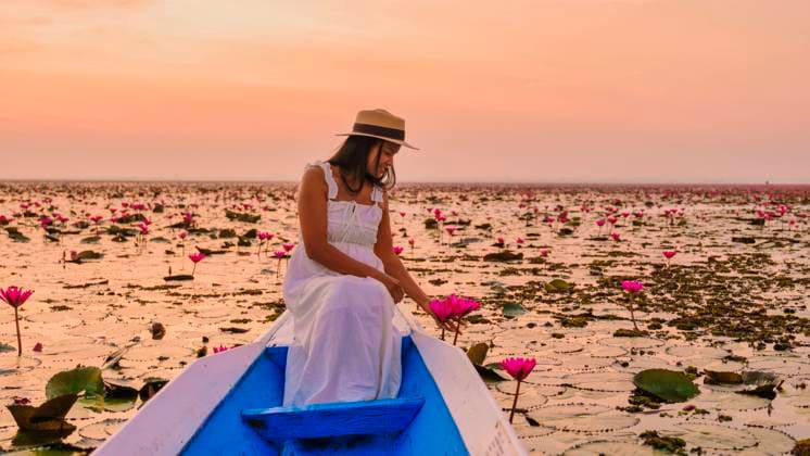Asian women in a boat at the Red Lotus Sea Kumphawapi full of pink flowers in Udon Thani Thailand. Asian women in a boat at the Beautiful Red Lotus Sea Kumphawapi is full of pink flowers in Udon Thani in northern Thailand. Flora of Southeast Asia. ,model released, Symbolfoto Copyright: xZoonar.com FokkexBaarssenx 20506598 ,model released, Symbolfoto ,property released