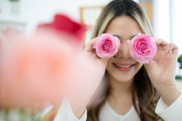 Creative Highlights Symbolbilder Smiling asian woman holding pink flower in her hand at home Smiling asian woman holding pink flower in her hand at home ,model released, Symbolfoto Copyright: xZoonar.com WosunanxPhotostoryx 20512856 ,model released, Symbolfoto ,property released