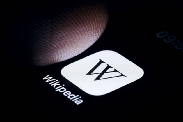 Die App von Wikipedia wird auf einem Smartphone angezeigt. Berlin, 06.10.2023. Berlin Deutschland *** Wikipedia app is displayed on a smartphone Berlin, 06 10 2023 Berlin Germany Copyright: xThomasxTrutschelx