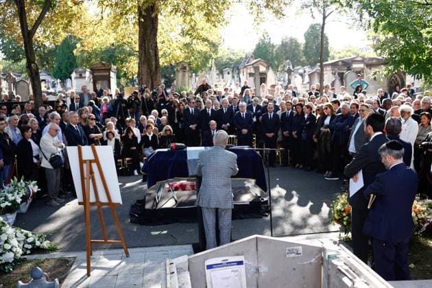 Bilder des Jahres 2023, News 10 Oktober News Themen der Woche KW40 News Bilder des Tages Funeral Of French Journalist Jean-Pierre Elkabbach - Paris Alain Duhamel speaks during the funeral ceremony for French Journalist Jean-Pierre Elkabbach at Montparnasse cemetery in Paris, France on October 6, 2023. Elkabbach died at 86 and was a key figure in journalism and privileged witness of French political life for more than half a century. Photo by Raphael Lafargue ABACAPRESS.COM Paris France  Copyright: xLafarguexRaphael ABACAx 870721_060 LafarguexRaphael ABACAx 870721_060