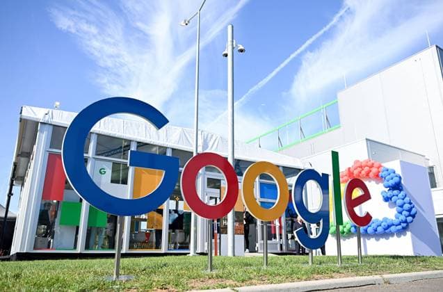 Bilder des Jahres 2023, News 10 Oktober News Themen der Woche KW40 News Bilder des Tages 06.10.2023, xpsx, Lokal Hanau Google eröffnet sein erstes eigenes Cloud-Rechenzentrum v.l. Google Logo Branding aussen ansicht, Hanau Hessen Deutschland (DEU) *** 06 10 2023, xpsx, local Hanau Google opens its first own cloud data center v l Google logo branding exterior view, Hanau Hesse Germany DEU
