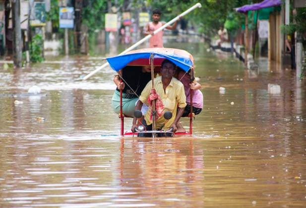 News Bilder des Tages Weather In India Commuters on a rickshaw to cross a waterlogged road after heavy rainfall, on October 6, 2023 in Guwahati, Assam, India. Severe water logging witnessed in Guwahati city following heavy rains, as the India Meteorological Department (IMD) predicted. Guwahati India  Copyright: xDavidxTalukdarx originalFilename: talukdar-weatheri231006_npDkP.jpg