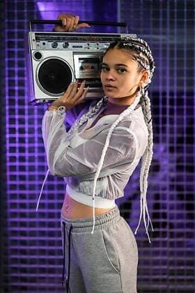Creative Highlights Symbolbilder Junges Mädchen mit weißen Zöpfen mit einem Boombox auf den Schultern, städtischen Hintergrund, lila Leds, 80er Jahre Stil, Retro Fotografie, vertikale Foto *** Young one Girls with white Braids with a Boombox at the Shoulders, Municipalities Background, purple Leds, 1980s Years Style, Retro Photography, vertical Photo Copyright: imageBROKER/UnaixHuizi ibxuhu09694128.jpg ,model released, Symbolfoto ,property released