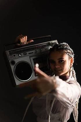 Creative Highlights Symbolbilder Porträt eines jungen Mädchens mit weißen Zöpfen und einer Boombox auf den Schultern, schwarzer Hintergrund, 80er Jahre Stil, Retro Fotografie, vertikales Foto *** Portrait one Boys Girls with white Braids and a Boombox at the Shoulders, Schwarzer Background, 1980s Years Style, Retro Photography, Vertical Photo Copyright: imageBROKER/UnaixHuizi ibxuhu09694135.jpg ,model released, Symbolfoto ,property released