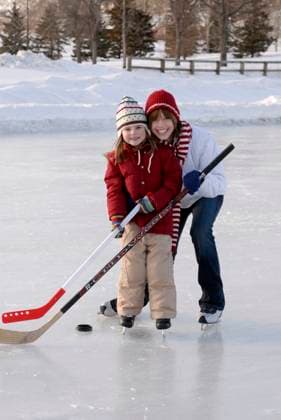 IMAGO Creative, Winter, Winterspaß, Eishockey #2 Winter Woman and child playing hockey on an ice covered lake Debbie Boccabella Oredia Retna Photoshot CREDIT ALL USES FULLY MODEL RELEASED RESTRICTIONS: UK ONLY, Credit:Oredia Avalon  Copyright: xOrediax xAvalonx 0517568625