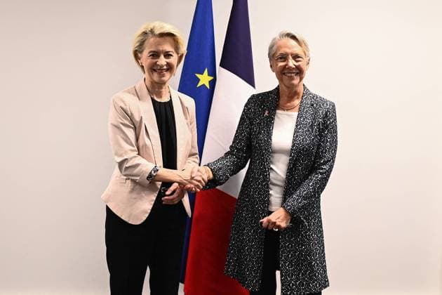 News Themen der Woche KW40 News Bilder des Tages Elisabeth Borne And Ursula Von Der Leyen Meeting - Bordeaux France s Prime Minister Elisabeth Borne (R) and President of the European Commission Ursula von der Leyen shake hands prior to their meeting amid the European Campus of the French governing party Renaissance, in Bordeaux on October 7, 2023. Photo by Christophe Archambault Pool ABACAPRESS.COM Bordeaux Gironde France  Copyright: xArchambaultxChristophe Pool ABACAx 870818_003 ArchambaultxChristophe Pool ABACAx 870818_003