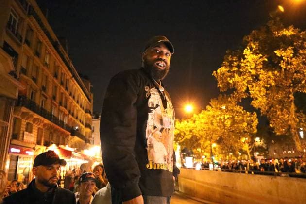 PFW - Kanye West Greets His Fans Kanye West greets his fans after his surprise Yeezy fashion show during Paris Fashion Week on Monday October 3, 2022 in Paris, France. Photo by ABACAPRESS.COM Paris France  Copyright: xABACAx 827029_007 ABACAx 827029_007
