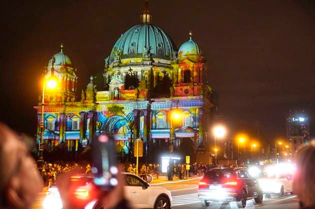 Der Berliner Dom beim Festival of Lights 2023. Das Festival of Lights Berlin gehört zu den bekanntesten Lichtfestivals weltweit. Es ist ein kostenloser Event in Berlin, der jährlich im Herbst stattfindet und 10 Tage lang bekannte Berliner Sehenswürdigkeiten durch Illuminationen, lichtkünstlerische Projektionen und 3D-Mappings aufwändig in Szene setzt. Berlin, 06.10.2023 *** The Berlin Cathedral at the Festival of Lights 2023 The Festival of Lights Berlin is one of the most famous light festivals in the world It is a free event in Berlin that takes place annually in the fall and lavishly stages famous Berlin landmarks for 10 days through illuminations, light-artistic projections and 3D mappings Berlin, 06 10 2023 Foto:xT.xBartillax xFuturexImagex lights_3028