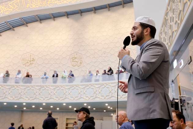 Ein Muezzin ruft zum Mittagsgebet in der DITIB Zentralmoschee in Ehrenfeld am Tag der offenen Moschee . An der Kölner Zentralmoschee darf seit 2022 freitags per Lautsprecher von einem Muezzin zum Gebet gerufen werden. (Themenbild, Symbolbild) Köln, 03.10.2023 NRW Deutschland Copyright: xChristophxHardtx