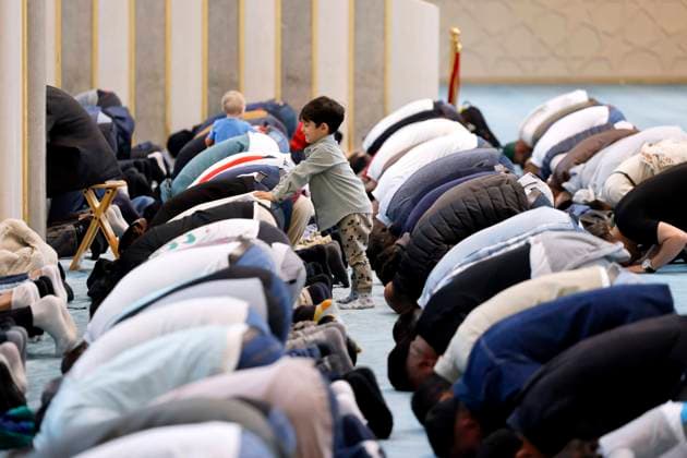 Gläubige beten beim öffentlichen Mittagsgebet in der DITIB Zentralmoschee in Ehrenfeld am Tag der offenen Moschee . An der Kölner Zentralmoschee darf seit 2022 freitags per Lautsprecher von einem Muezzin zum Gebet gerufen werden. (Themenbild, Symbolbild) Köln, 03.10.2023 NRW Deutschland *** Worshippers pray during public midday prayers at the DITIB Central Mosque in Ehrenfeld on Open Mosque Day At Colognes Central Mosque, a muezzin has been allowed to call prayers via loudspeaker on Fridays since 2022 Topic image, symbol image Cologne, 03 10 2023 NRW Germany Copyright: xChristophxHardtx