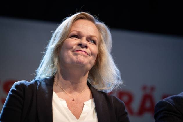 News Bilder des Tages Landtagswahl Hessen Nancy Faeser Spitzenkandidatin der SPD fuer die Landtagswahl in Hessen spricht zu ihren Anhaengern nach den ersten Hochrechnungen und dem schlechten Wahlergebnis auf Wahlparty der der SPD bei der Landtagswahl 2023 in Hessen Wiesbaden, 08.10.2023 Wiesbaden Hessen Deutschland *** State election Hesse Nancy Faeser top candidate of the SPD for the state election in Hesse speaks to her supporters after the first projections and the poor election result at election party of the SPD in the state election 2023 in Hesse Wiesbaden, 08 10 2023 Wiesbaden Hesse Germany