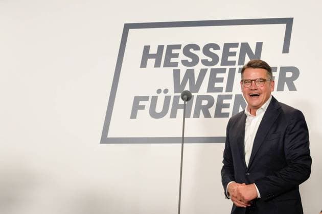 Bilder des Jahres 2023, News 10 Oktober News Themen der Woche KW40 News Bilder des Tages Landtagswahl in Hessen 2023 Wahlsieger Boris Rhein betritt freudig und lachend die Buehne vor seinem Statement nach der Bekanntgabe der Wahlergebnisse der Landtagswahl 2023 in Hessen, Wiesbaden, 08.10.2023 Wiesbaden Hessen *** State election in Hesse 2023 election winner Boris Rhein joyfully and laughing enters the stage before his statement after the announcement of the election results of the state election 2023 in Hesse, Wiesbaden, 08 10 2023 Wiesbaden Hesse