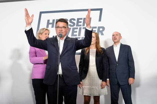 Landtagswahl in Hessen 2023 Wahlsieger Boris Rhein laesst sich feiern bei seinem Statement nach der Bekanntgabe der Wahlergebnisse der Landtagswahl 2023 in Hessen, Wiesbaden, 08.10.2023 Wiesbaden Hessen *** State election in Hesse 2023 Election winner Boris Rhein lets himself celebrate during his statement after the announcement of the election results of the state election 2023 in Hesse, Wiesbaden, 08 10 2023 Wiesbaden Hesse